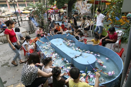 Hà Nội đỏ rực dịp kỉ niệm 30/4 và 1/5