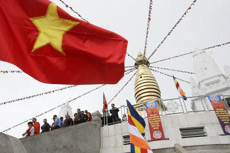 Hình ảnh Đức Nhiếp Chính vương Gyalwa Dokhampa ở Việt Nam - 1 Đức Nhiếp Chính vương đến thăm Đại Bảo tháp Tây Thiên (Tam Đảo - Vĩnh Phúc).