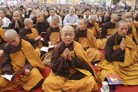 Hình ảnh Đức Nhiếp Chính vương Gyalwa Dokhampa ở Việt Nam - 6 Các nhà sư trong lễ quán đỉnh tại chùa Hoàng Long.
