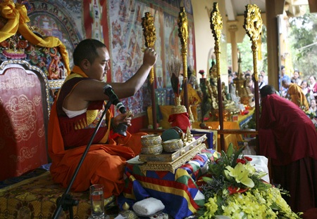Hình ảnh Đức Nhiếp Chính vương Gyalwa Dokhampa ở Việt Nam - 15 Ngài đang hành lễ trong buổi lễ quán đỉnh.