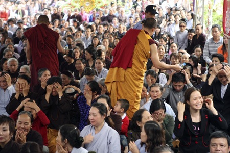 Hình ảnh Đức Nhiếp Chính vương Gyalwa Dokhampa ở Việt Nam - 16 Các Lama phát nước thiêng cho phật tử trong lễ quán đỉnh cộng đồng cầu quốc thái dân an.