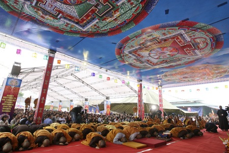Hình ảnh Đức Nhiếp Chính vương Gyalwa Dokhampa ở Việt Nam - 8 Buổi lễ cầu siêu này đã thu hút hàng nghìn phật tử tới thăm dự.