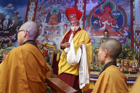 Hình ảnh Đức Nhiếp Chính vương Gyalwa Dokhampa ở Việt Nam - 10 Đây là buổi lễ cầu siêu cho các anh hùng liệt sĩ và nạn nhân thiên tai thảm họa.