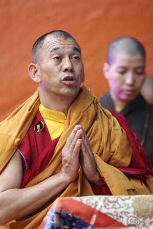 Hình ảnh Đức Nhiếp Chính vương Gyalwa Dokhampa ở Việt Nam - 18 Một Lama đang đọc chú.