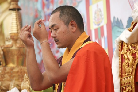 Hình ảnh Đức Nhiếp Chính vương Gyalwa Dokhampa ở Việt Nam - 19 Đức Nhiếp Chính vương trong lễ quán đỉnh.