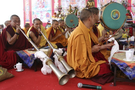Hình ảnh Đức Nhiếp Chính vương Gyalwa Dokhampa ở Việt Nam - 13 Các Lama trong tăng đoàn vừa là người thổi kèn, đọc kinh, múa, hát.