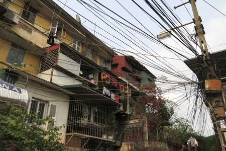 Rối ren trời Hà Nội - 10 Đường dây tại khu tập thể Văn Chương.