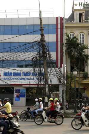 Rối ren trời Hà Nội - 12 Những chiếc cột đỡ siêu vẹo.