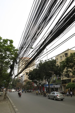 Rối ren trời Hà Nội - 13 Những chiếc cột đỡ siêu vẹo.