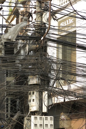 Rối ren trời Hà Nội - 14 Một cột điện với các đường dây trên phố Khâm Thiên.