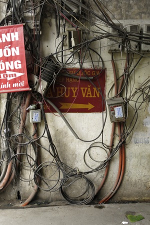 Rối ren trời Hà Nội - 2 Một trạm đầu mối vào ngõ Huy Văn.