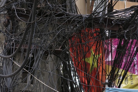 Rối ren trời Hà Nội - 3 Những búi dây thường thấy trên các cột điện.