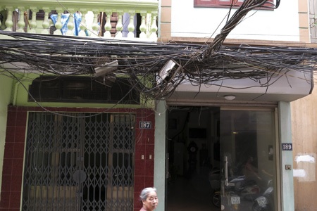 Rối ren trời Hà Nội - 5 Một búi dây với những hộp kĩ thuật chực rơi vào người đi đường.