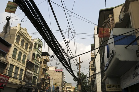 Rối ren trời Hà Nội - 7 Các đường dây ngang dọc tạo ra thành lưới chụp xuống các con phố.