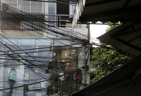 Rối ren trời Hà Nội - 15 Mạng lưới đường dây trên phố Hàng Buồm.