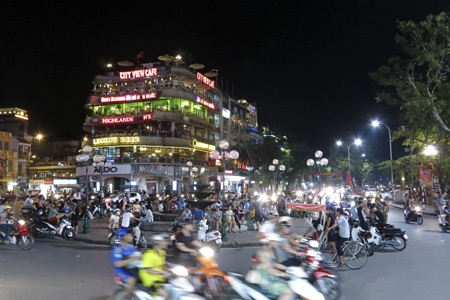 Hà Nội đêm hóng gió - 1 Người dân ăn mặc mát mẻ bắt đầu đổ ra đường sau bữa cơm chiều.