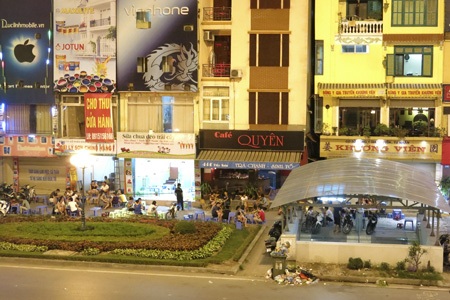 Hà Nội đêm hóng gió - 12 Các quán nước tận dụng vỉa hè triệt để.