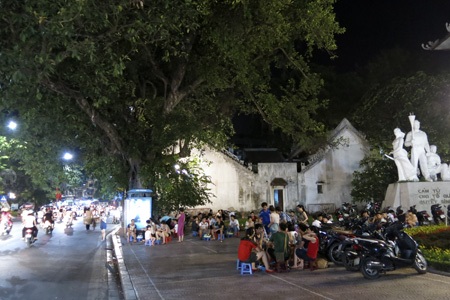 Hà Nội đêm hóng gió - 2 Người dân ăn mặc mát mẻ bắt đầu đổ ra đường sau bữa cơm chiều.