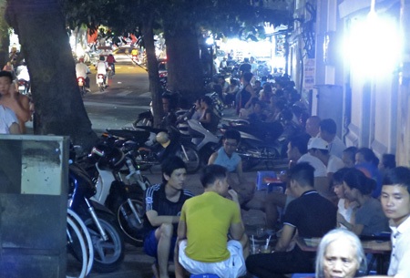 Hà Nội đêm hóng gió - 5 Các vỉa hè xung quanh hồ Gươm trở thành điểm giải khát đẹp cho thanh niên hóng mát.