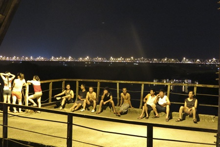 Hà Nội đêm hóng gió - 6 Một số người rèn luyện thể thao đang ngồi hóng mát trên cầu Long Biên.