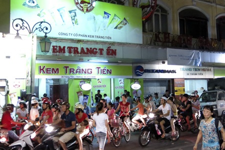 Hà Nội đêm hóng gió - 8 Thanh niên đi đón gió đỗ xe la liệt trên cầu.