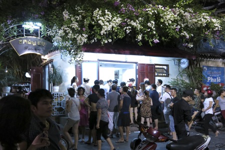 Hà Nội đêm hóng gió - 9 Hiệu kem Bốn Mùa bên hồ Gươm cũng rất đông khách trong đêm hè nóng nực.