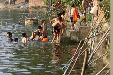 Ăn nước ao cạnh đường ống nước Sông Đà - 10 Chiều đến là lúc bọn trẻ bắt đầu tụ tập ra ao để tắm xung quanh những ống nước.