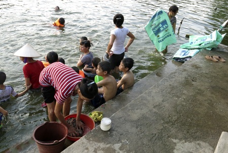 Ăn nước ao cạnh đường ống nước Sông Đà - 11 Chiều đến là lúc bọn trẻ bắt đầu tụ tập ra ao để tắm xung quanh những ống nước.