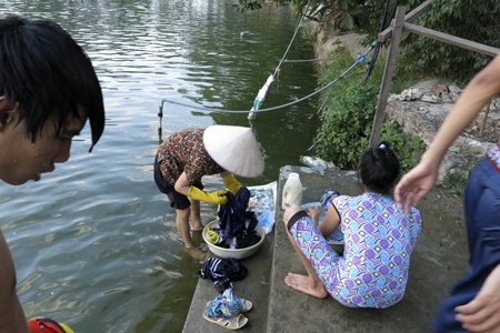 Ăn nước ao cạnh đường ống nước Sông Đà - 12 Chiều đến là lúc bọn trẻ bắt đầu tụ tập ra ao để tắm xung quanh những ống nước.