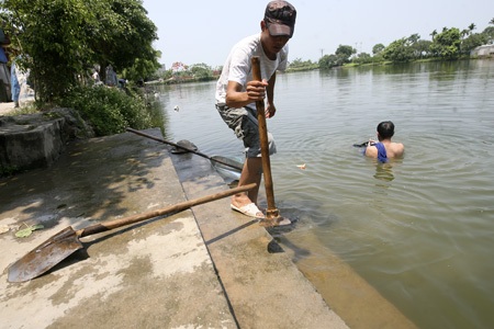 Ăn nước ao cạnh đường ống nước Sông Đà - 8 Việc đi xin nước ăn ở đây xảy ra như cơm bữa.
