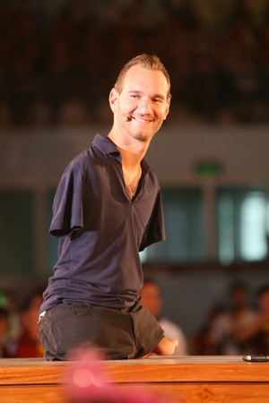 Mặc dù lịch hoạt động dầy đặc, Nick vẫn rất vui vì những tình cảm của các em dành cho mình.