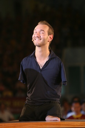 Anh liên tục pha trò.