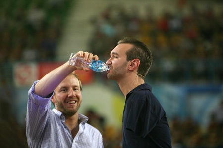 Người phiên dịch thích thú với chiếc chân đặc biệt của anh.