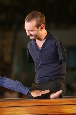 Người phiên dịch thích thú với chiếc chân đặc biệt của anh.