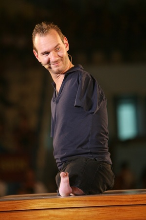 Người phiên dịch thích thú với chiếc chân đặc biệt của anh.