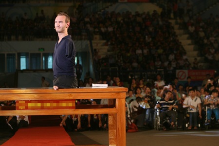 Anh dùng bàn chân chỉ có 2 ngốn để đập nhịp với màn hát múa.