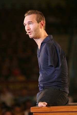 Anh dùng bàn chân chỉ có 2 ngốn để đập nhịp với màn hát múa.