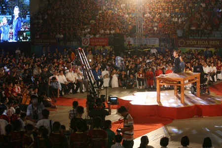 Có vô số các em nhỏ muốn đặt câu hỏi trong buổi giao lưu.