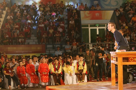 Có vô số các em nhỏ muốn đặt câu hỏi trong buổi giao lưu.