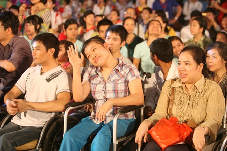 Có vô số các em nhỏ muốn đặt câu hỏi trong buổi giao lưu.