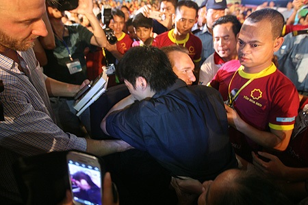 Có vô số các em nhỏ muốn đặt câu hỏi trong buổi giao lưu.