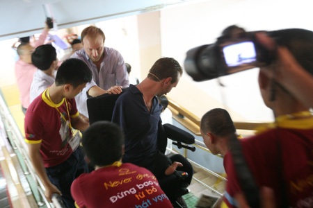 Sau đó Nick được đưa ngay ra xe đã chờ sẵn bên ngoài.