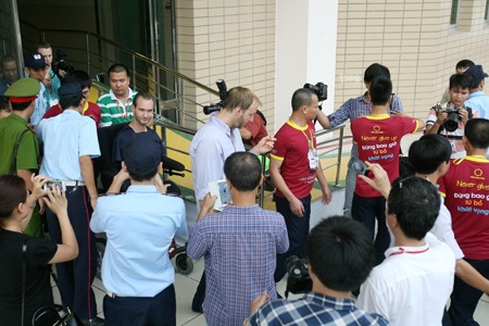 Trong vòng vây của lực lượng bảo vệ.