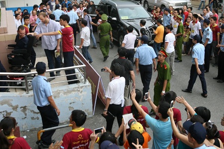 Nick ra về trong khi chương trình bên trong vẫn tiếp tục.