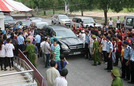 Nick ra về trong khi chương trình bên trong vẫn tiếp tục.