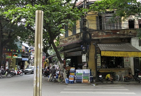 Chiếc cột “vô tích sự”! - 6 Các cột đèn đã không còn được sử dụng vẫn đứng chiếm chỗ rất nhiều trong phố cổ.