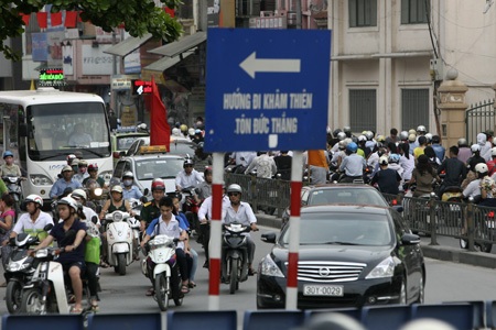 Dòng xe di chuyển qua vị trí có Đàn Xã Tắc.