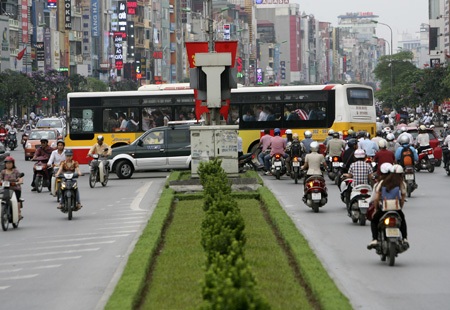 Dòng xe di chuyển qua vị trí có Đàn Xã Tắc.