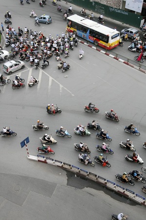 Giờ cao điểm, các điểm dừng đỗ được CSGT hứng dẫn linh động, tùy thuộc mật độ người đi lại.