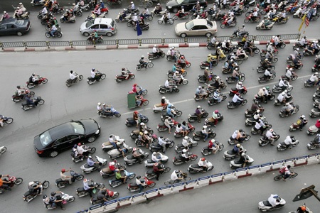 Lượng người đi lại tăng cao vào 2 thời điểm: từ 7h30 - 8h30 và từ 16h30 - 18h30.